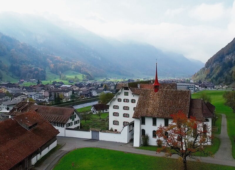 Luftaufnahme von Muotathal (SRF bi de Lüt – Unser Dorf, Folge 1) – Bild: SRF1