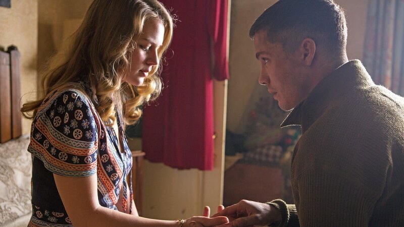 Emma (Alicia Von Rittberg) und Norman (Logan Lerman) – Bild: RTLZWEI