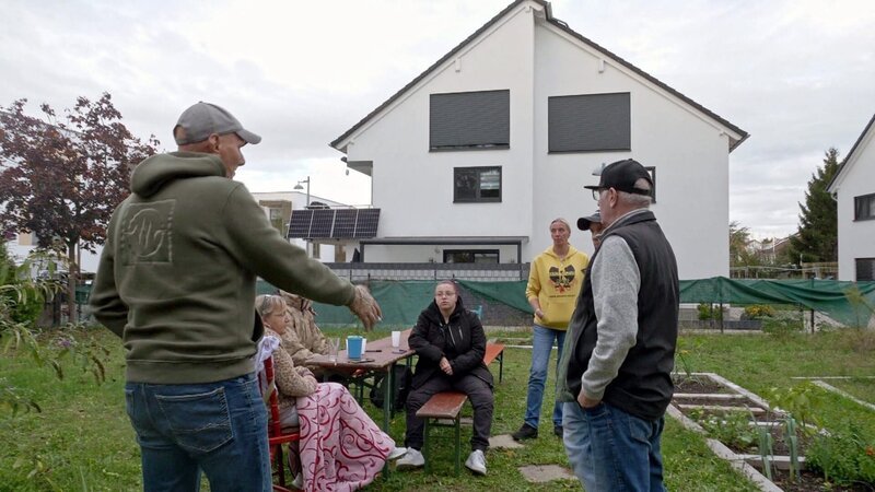 Eine Ära geht zu Ende: Dagmars Haus wird abgerissen. Vorher wird aber noch gefeiert – Bild: RTLZWEI