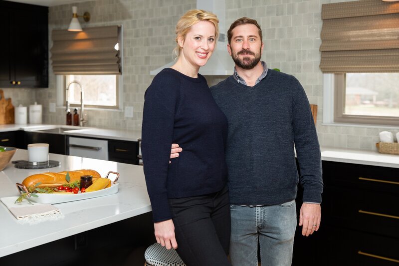 Brenna (l.); Shaun (r.) – Bild: 2020 SBE (Your Move) INC Lizenzbild frei