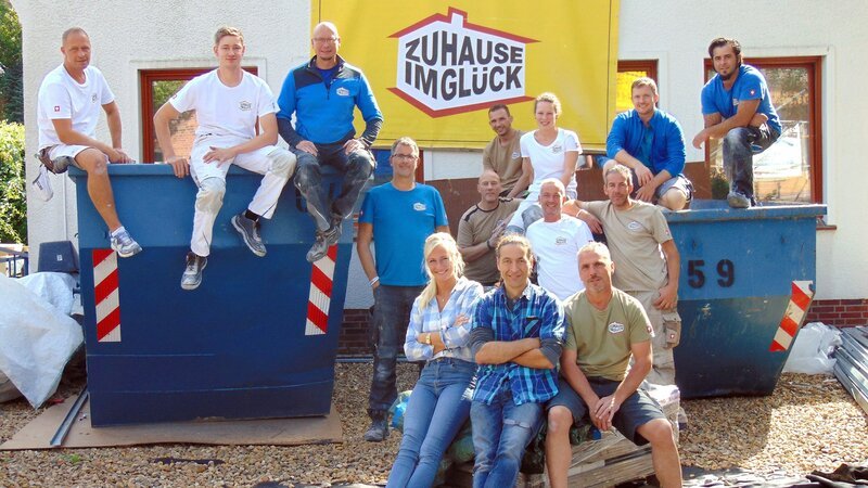 Das Team von „Zuhause im Glück“ ist gekommen um zu helfen, damit sich die Familie von den Schicksalsschlägen der vergangenen Monate erholen kann. – Bild: RTL II