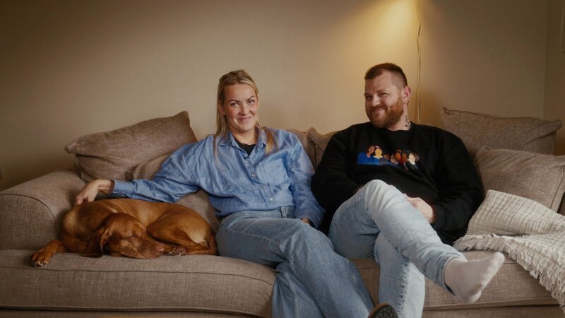 NZZ Format Island und die Gleichstellung – Warum sie vielen nützt und dem Vorreiterland Arbeit bleibt Frau und Mann mit Hund – Bild: SRF/​NZZ Format