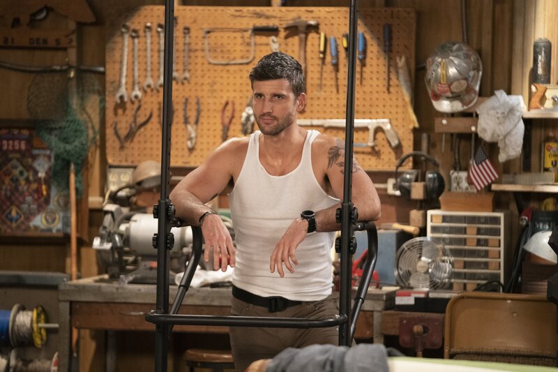 Riley (Parker Young) – Bild: 2021 Warner Bros. Entertainment Inc. All Rights Reserved. /​ Erik Voake Lizenzbild frei