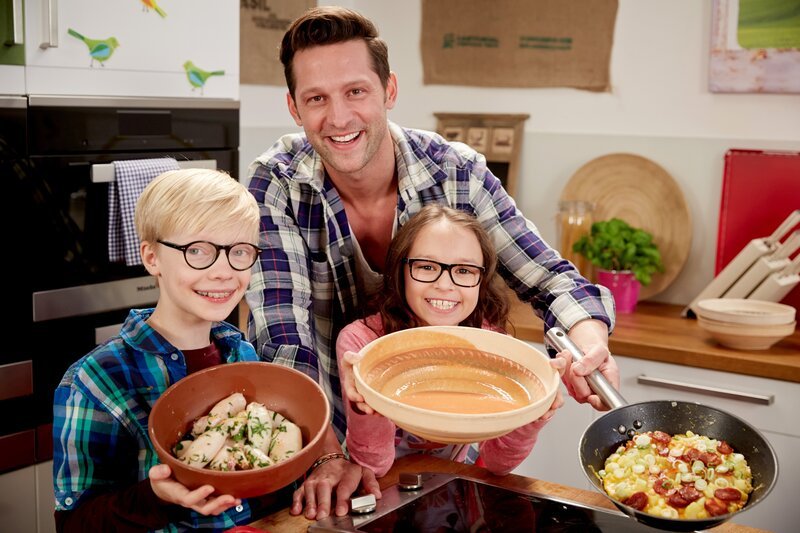 Alexander Kumptner mit Noah und Estella. – Bild: ORF 1