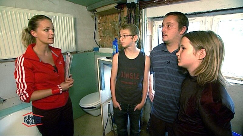 Eva Brenner ist erschüttert über den Zustand des alten Bauernhauses, in dem Manuel und seine beiden Geschwister leben. Hier muß dringend etwas getan werden. – Bild: RTL II