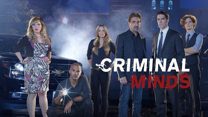 (11. Staffel) – Ein starkes Team, das jeden Serientäter zur Strecke bringt: Dr. Spencer Reid (Matthew Gray Gubler, r.), Derek Morgan (Shemar Moore, 2.v.l.), Aaron Hotchner (Thomas Gibson, 2.v.r.), David Rossi (Joe Mantegna, 3.v.r.), Jennifer ‚JJ‘ Jareau (AJ Cook, 3.v.l.) und Penelope Garcia (Kirsten Vangsness, l.) … – Bild: ABC Studios