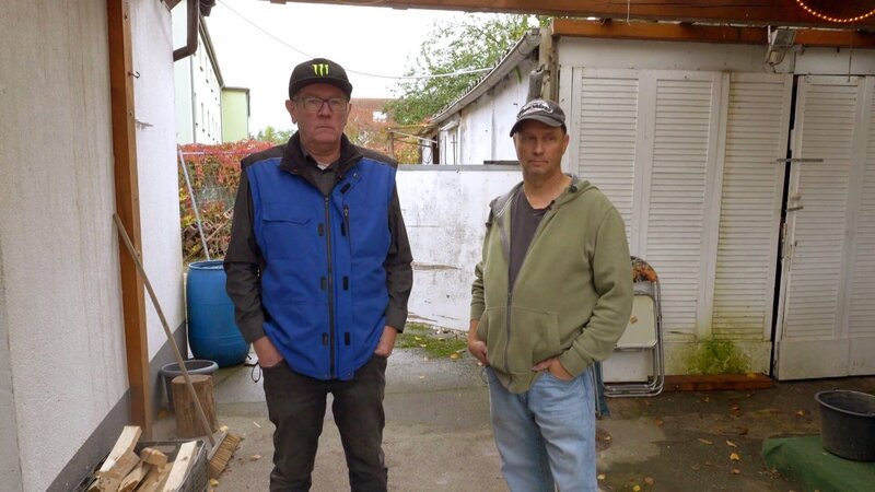 Lothar (li.) und Michael erhalten eine bittere Nachricht, gerade als sie fröhlich das Grillfest für Freunde und Nachbarn planen.. – Bild: RTLZWEI