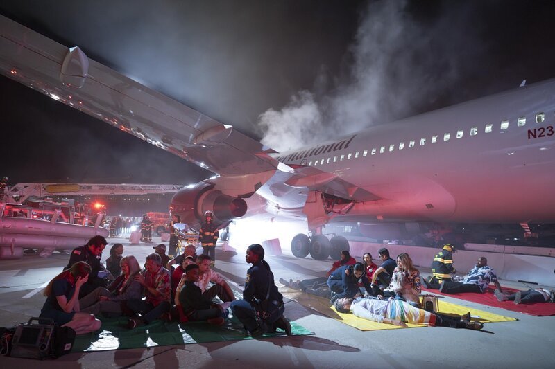 9-1-1 – „Final Approach“- Athena’s only chance of surviving and saving everyone on the flight is to attempt to land the plane before it crashes and call on the 118 for help. (Disney/​Anne Marie Fox) – Bild: 20th Television
