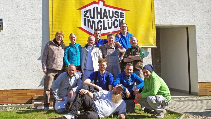 Das Team von „Zuhause im Glück“ möchte der Familie ein behindertengerechtes Zuhause ermöglichen – Bild: RTL II