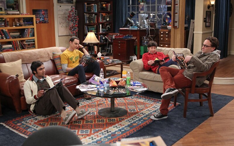 Ganz besondere Freunde: Howard (Simon Helberg, 2.v.r.), Sheldon (Jim Parsons, 2.v.l.), Leonard (Johnny Galecki, r.) und Raj (Kunal Nayyar, l.) … – Bild: © Warner Brothers