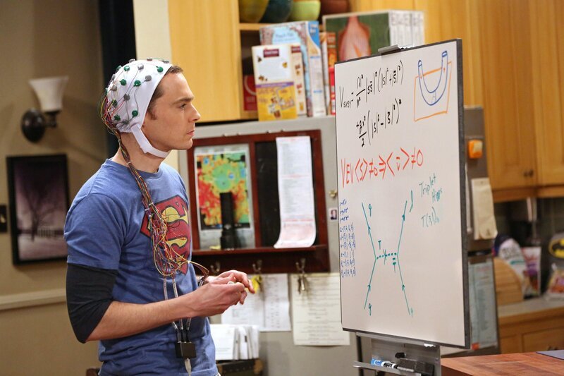 Sheldon (Jim Parsons) glaubt, dass er sich in seinem Leben zu wohl fühlt und deshalb beruflich nicht weiter kommt. Seine Freunde sollen nun dafür sorgen, dass es ihm schlecht geht. Eine gute Idee? – Bild: © Warner Bros. Television