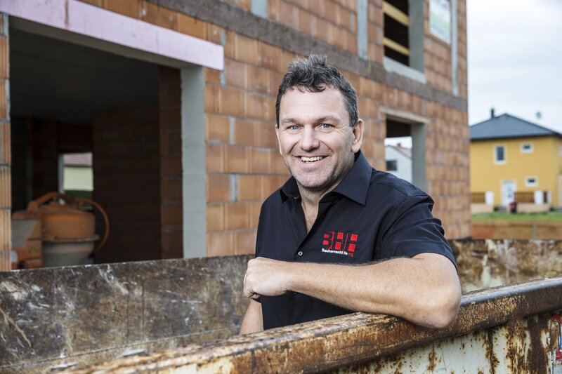 Der EU-Bausachverständige Günther Nussbaum greift verzweifelten Häuslbauern, die Opfer von Baumängeln geworden sind, unter die Arme … – Bild: ATV