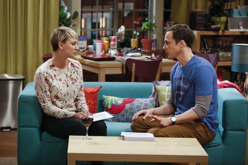Nehmen als Scherz an einem Experiment teil, durch das sich die Teilnehmer ineinander verlieben sollen: Penny (Kaley Cuoco, l.) und Sheldon (Jim Parsons, r.) … – Bild: © Warner Bros. Television