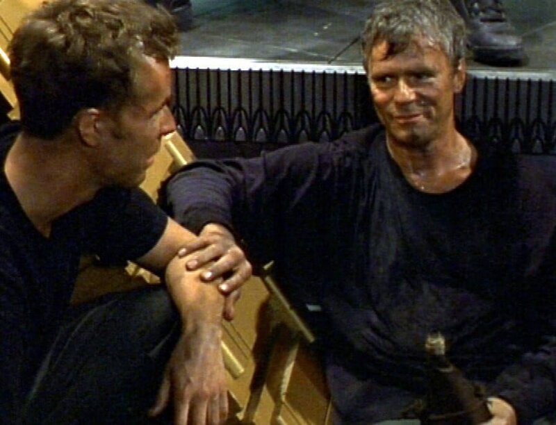 Alle sind glücklich der Hölle entkommen zu sein …(Bild: Richard Dean Anderson als O’Neill re., J.R. Bourne als Martouf) – Bild: RTL II