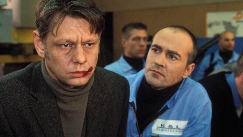 Ein Detektiv hat zufällig einen Mord fotografiert. Handke (Rainer Winkelvoss, li.) und Zadek (Holger Hauer, re.) scheuen vor nichts zurück, um sich den Film zurückzuholen … – Bild: MG RTL D