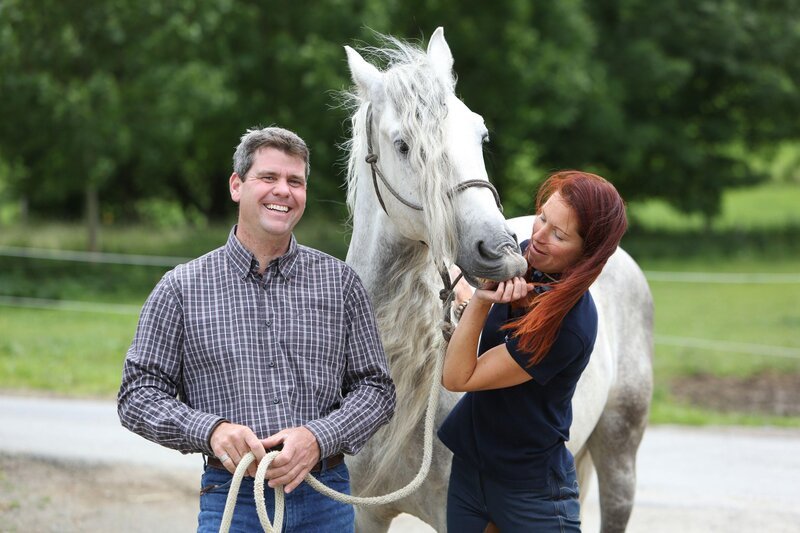 Fotoshooting mit den „Pferdeprofis“ Bernd Hackl und Sandra Schneider – Bild: VOX/​Ralf Jürgens