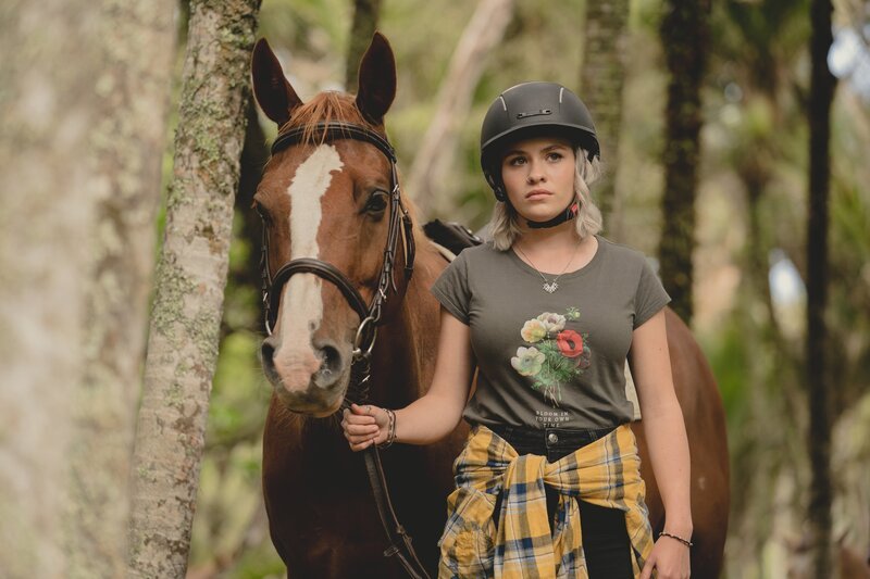 Issie (Macey Chipping) glaubt, die Umgebung im Wald aus ihren mysteriösen Visionen wiederzuerkennen. – Bild: ZDF/​Geoffrey Short