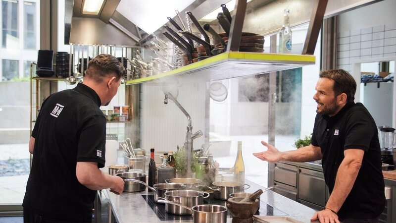 Tim Mälzer (l.), Steffen Henssler – Bild: TVNOW /​ Hendrik Lüders