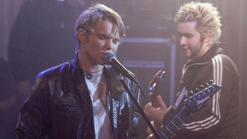 Jan und Semir haben den Auftrag, den Rockstar Johnny (Tobias Schenke) und seine Band (Oliver Polak als Ben) bei ihrem Auftritt vor Anschlägen zu schützen. Ein fast unmöglicher Job … – Bild: MG RTL D