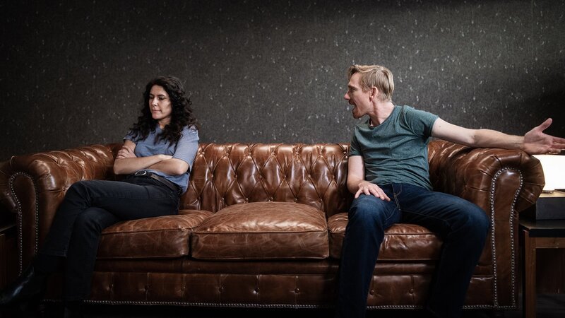 Seitentriebe  SRF Serie Staffel 2 Folge 7 2019  Beziehung in Scherben Beren Tuna (Elena), Jürg Plüss (Robert)  Buch: Güzin Kar Regie: Güzin Kar, Cosima Frei Produktion: Langfilm – Bild: SRF/​Samuel Schalch