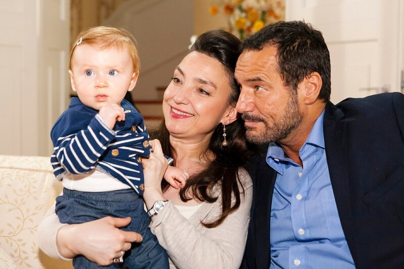 Simone (Tatjana Clasing) und Richard (Silvan-Pierre Leirich), die versehentlich beide als Annabelles (Jamila Sophie Kilic, l.) Babysitter einbestellt wurden, genießen einen unbeschwerten Nachmittag mit der Enkelin. – Bild: RTL /​ Kai Schulz, Köln