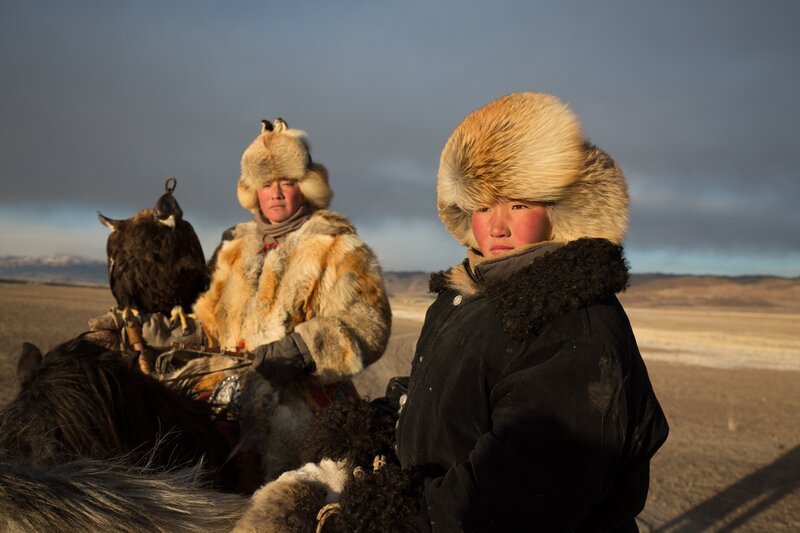 Essen (rear) and a fellow hunter out on the Mongolian steppe. Most hunters are happy when they catch a fox, but it’s said that some legendary birds have brought down wolves and even snow leopards. An eagle lives for 40 years in captivity, they grow old with their master and form an unshakeable bond. – Bild: National Geographic