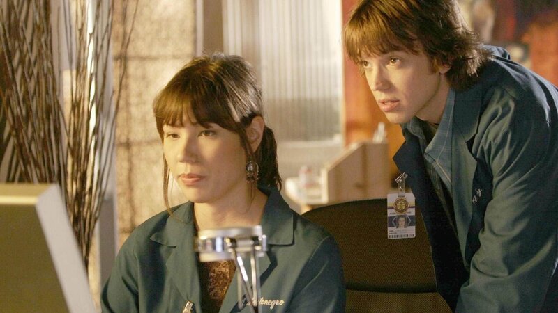 Auch Angela (Michaela Conlin) und Zack (Eric Millegan) legen im Fall eines zum Tode verurteilten Mannes eine Wochenendschicht ein. Und sie finden tatsächlich heraus, dass bei der Morduntersuchung einigen Indizien keine Beachtung geschenkt wurde … – Bild: TVNOW /​ FOX