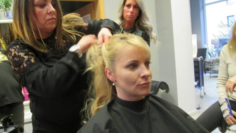 V.l.: Stylistin, Kandidatin Caroline und Visagistin. – Bild: TVNOW /​ Constantin Ent.