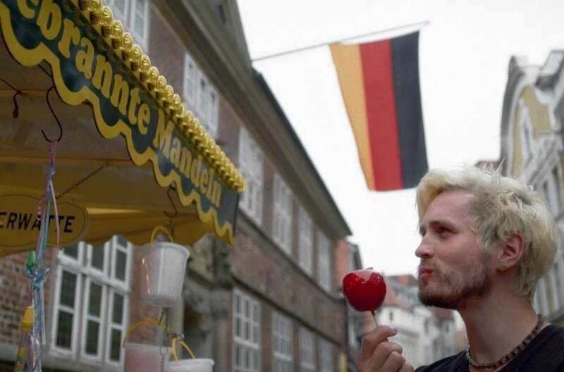 Merten will bei seiner Mission auch herausfinden, warum generell so viel Obst weggeworfen wird. – Bild: Weltrecorder Story