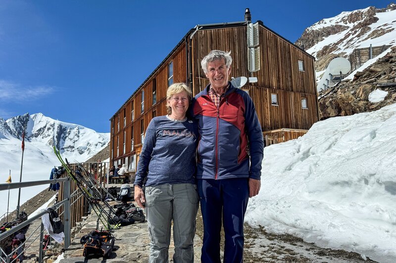 Vreni und Hans Finsterberger betreiben die Finsteraarhornhütte (VS). – Bild: SRF