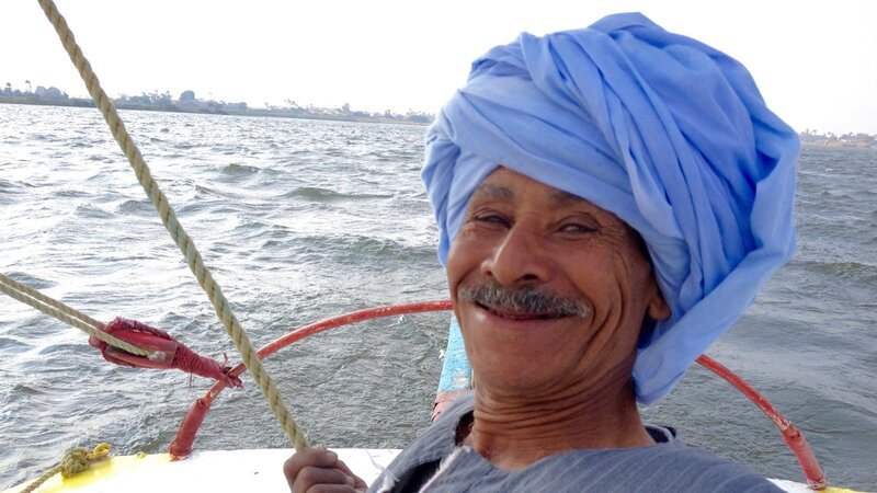 Flussschiffer und Dichter Mamduh Kalaf Ali: Nilschiffer Mamduh begeistert seine Passagiere mit eigenen Gedichten und Liedern. – Bild: ZDF und arte/​Alexander Hein