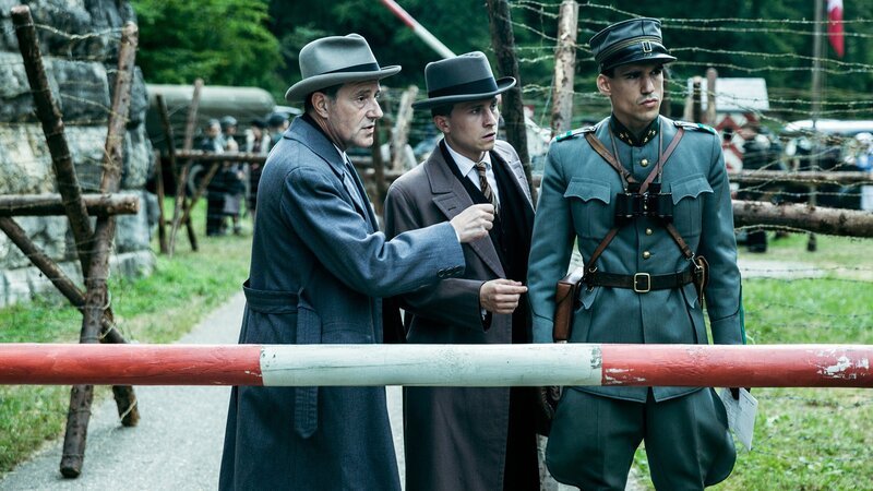 In eigener Mission an der Grenze: v.l. Stefan Kurt als Carl Frei, Max Hubacher als Johann Leutenegger, Statist – Bild: SRF/​Sava Hlavacek