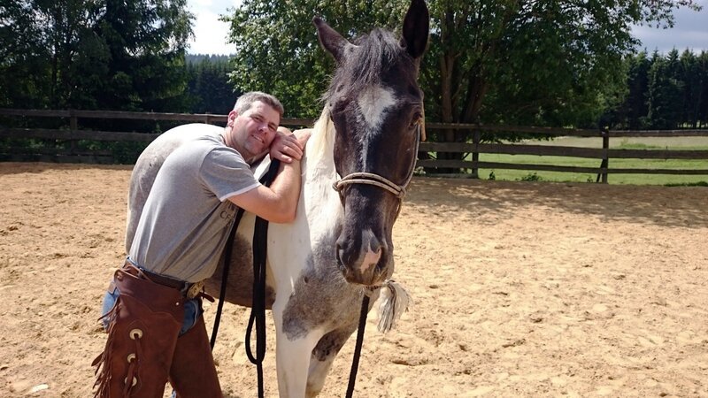Horseman Bernd Hackl bekommt es weniger mit einem Dickkopf als vielmehr mit einem verunsicherten Criollo zu tun. Das argentinische Reitpferd ‚El Ramiro‘ möchte seine Beine einfach nicht heben und schlägt lieber aus … – Bild: VOX/​Mina TV