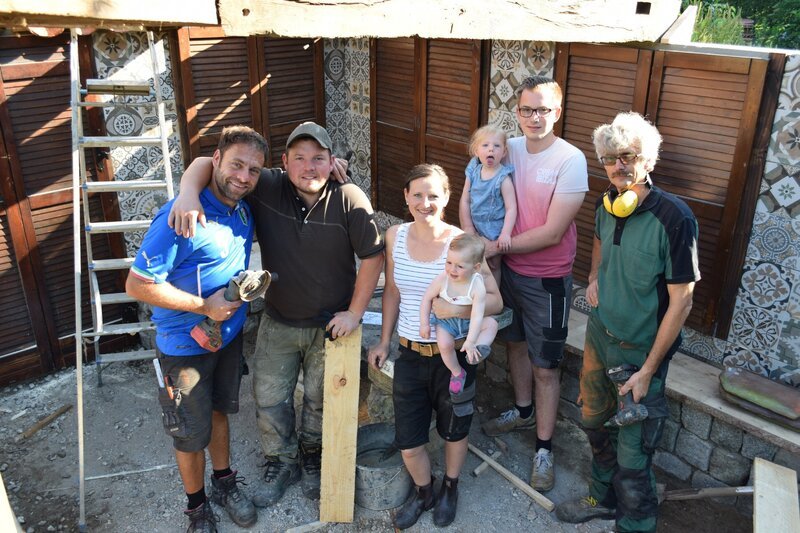 V.l.: Claus, Henrik, Viola mit Tochter Malia, Luca mit Tochter Carlotta und Ralf – Bild: TVNOW /​ Tokee Bros.