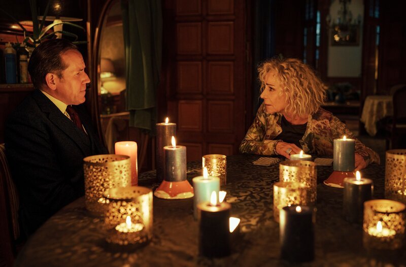 Professor Jasper Tempest (Ben Miller, li.) und Zelda Radclyffe (Zoë Wanamaker, re.) – Bild: WDR/​Toon Aerts