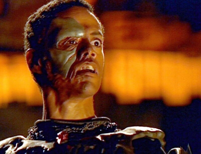 Apophis (Peter Williams) will Sokar stürzen und seinen Platz einnehmen. Zuvor benötigt er jedoch gewisse Informationen von SG-1. – Bild: RTL II