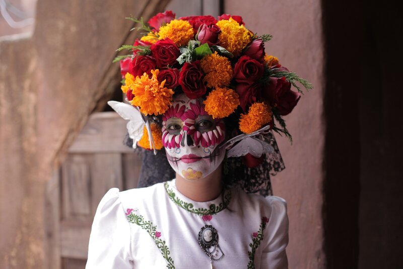Alejandra Orozco Guzman trägt zum Day of the Dead für ihr Catrina Kostüm Ringelblumen und Rosen im Haar – Bild: National Geographic