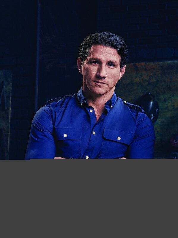 Sucht gemeinsam mit einer dreiköpfigen Jury den besten Waffenschmied: Moderator und US-Army- und Air Force-Veteran Wil Willis, der diesmal die Kandidaten in nur fünf Tagen ihre Version einer Kampfaxt der Wikinger fertigen lässt … – Bild: A&E Television Networks Lizenzbild frei