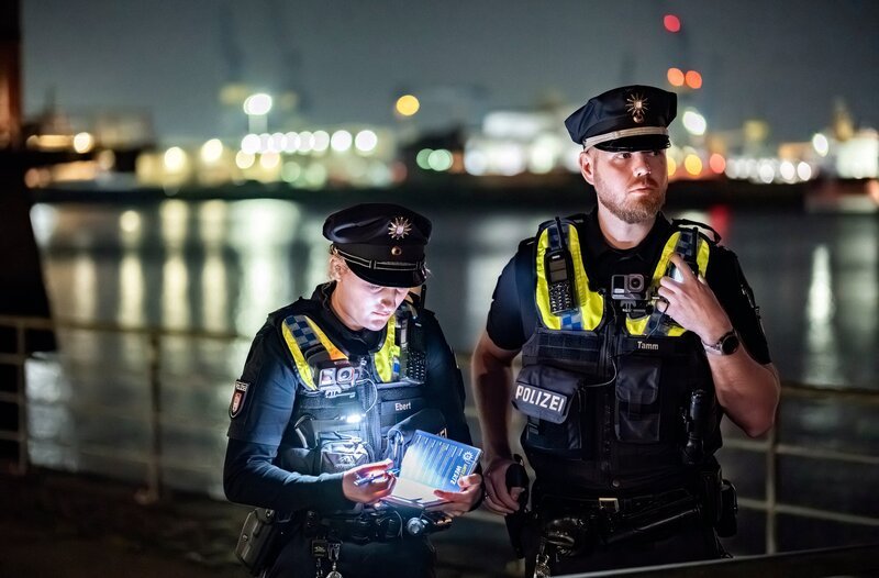 In der 6. Staffel der ARD-Doku-Serie „Nachtstreife“ steht wieder die Polizei Hamburg im Mittelpunkt. Sechs Einsatzteams mit bekannten, aber auch neuen Gesichtern geben Einblick in ihren nächtlichen Berufsalltag. – Bild: NDR/​Tim Wichmann