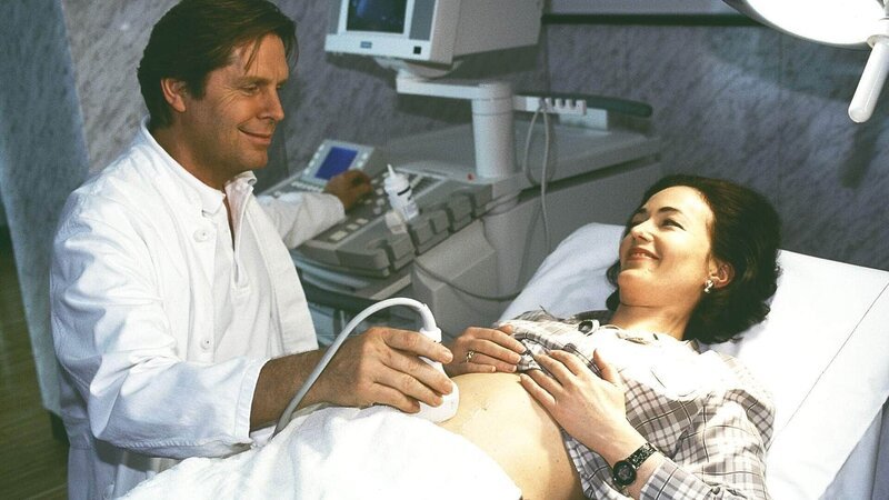 Auch Dr. Ruth Waldner (Dorothee Reize) vertraut Dr. Stefan Frank (Sigmar Solbach). Sie ist schwanger und lässt sich von ihm untersuchen. – Bild: MG RTL /​ Elke Werner