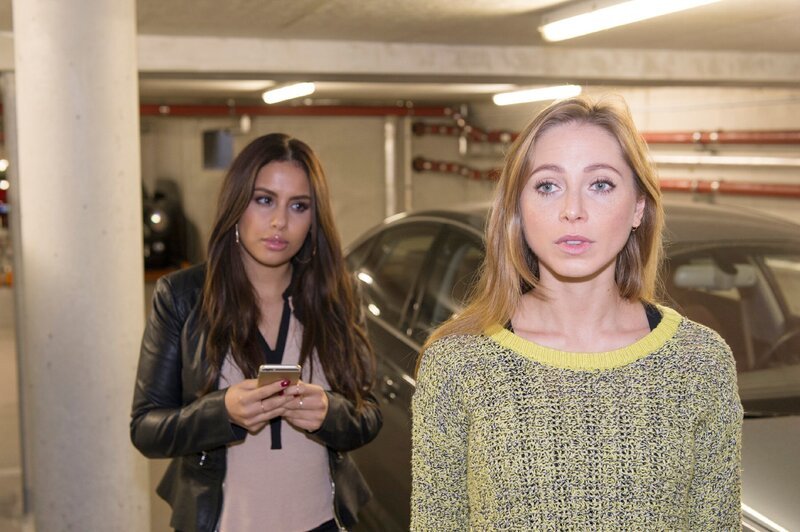 Um Marc und Milas Beziehung endgültig zu zerstören, lockt Sarah (Cherin West, l.) Mila (Alica Büchel) in eine Falle … – Bild: RTL /​ Christoph Assmann