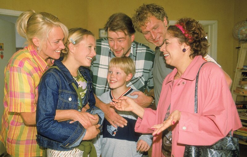 Die Freude ist groß: die geliebte Tochter der Kruses, Sandra, ist nach einem Jahr aus Amerika zurückgekommen (v.l.: Gaby Köster, Marie Helen Dehorn, hi. Frank Vockroth, vo. Marius Theobald, Mathias Komm, Franziska Traub). – Bild: RTL