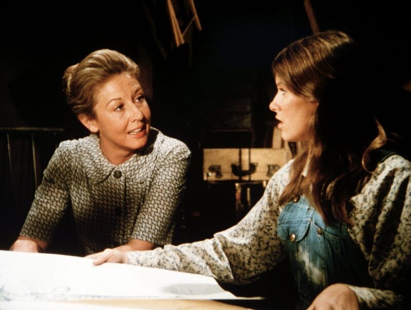 Mary Ellen Walton (Judy Taylor, r.) erzählt ihrer Mutter (Michael Learned, l.), dass sie noch nicht bereit ist, zu heiraten … – Bild: WARNER BROS. INTERNATIONAL TELEVISION