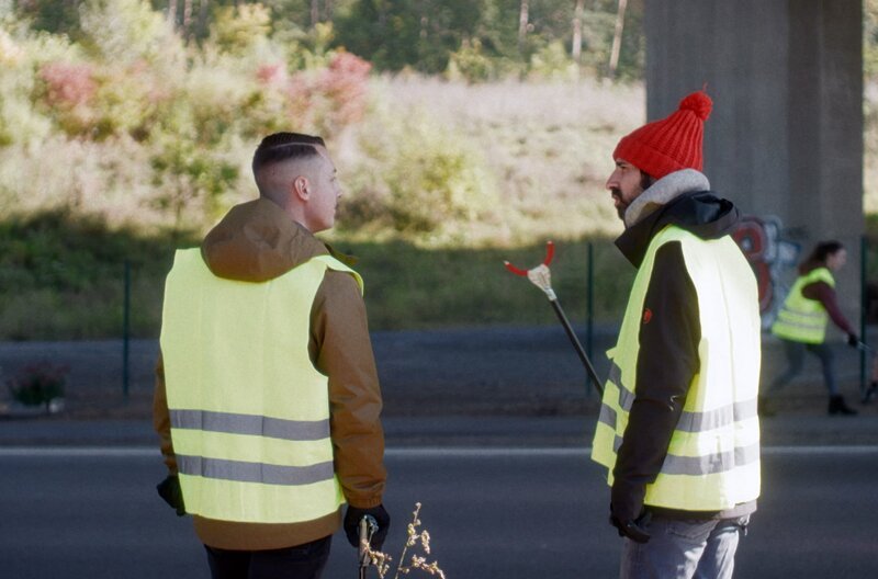Der Bürgermeister von Weissach (li.) will die Menschen dazu bringen, sparsamer zu leben. Kann Rami (re.) ihn mit seiner Mission überzeugen? – Bild: Weltrecorder Story