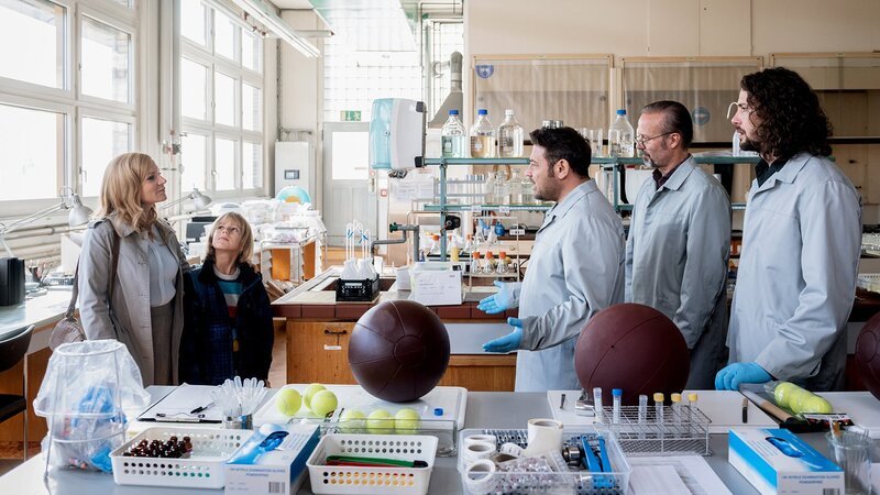 Seitentriebe SRF Serie Staffel 2 Folge 5. Gibt Benny beim Papa ab. Wanda Wylowa (Monika), Lars Kenay Meier (Benny), Leonardo Nigro (Heinz), Peter Jecklin (Toni), Nicola Mastroberardino (Gianni). Buch: Güzin Kar. Regie: Güzin Kar, Cosima Frei. Produktion: Langfilm. – Bild: SRF/​Samuel Schalch