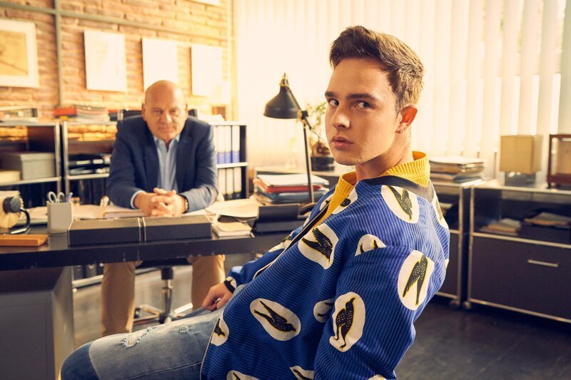 Rose (Ulrich Gebauer, l.) ist bedient: Felix (Mike Singer) hat nur seine Follower im Kopf und kümmert sich nicht um seine Noten. – Bild: RTL /​ Frank Dicks