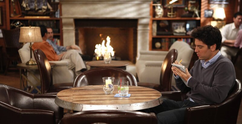 Ted (Josh Radnor, r.) versucht damit klar zu kommen, dass er alleine in einem romantischen Hotel ist, während Lily gespannt auf Marshall wartet … – Bild: Twentieth Century Fox Film Corporation