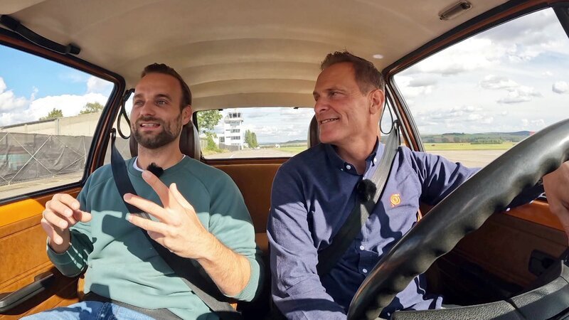 Matthias Malmedie und Philipp Kaess feiern den 50. Geburtstag des VW Golf mit einem spektakulären Tuning-Contest. Vier stark getunte VW Golf nehmen an Herausforderungen wie Sound-Check und Drag Race teil. – Bild: RTLZWEI