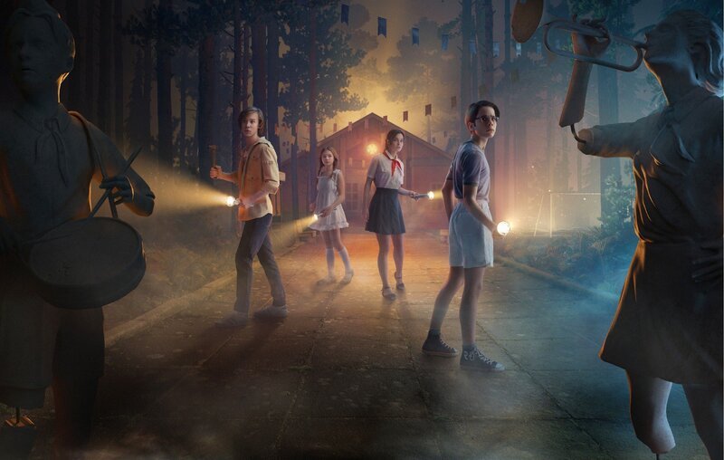 Key Art zu „Kitchenblock – Tödliches Sommercamp“ (v.l.: Igor Korzukhin (Daniil Vershinin), Anastasiyka Sergushina (Maria Abramova), Veronika Nesvetova (Angelina Strechina), Valerka Lagunov (Pyotr Natarov)) – Bild: RTL /​ Kitchenblock – Tödliches Sommercamp /​ 1
