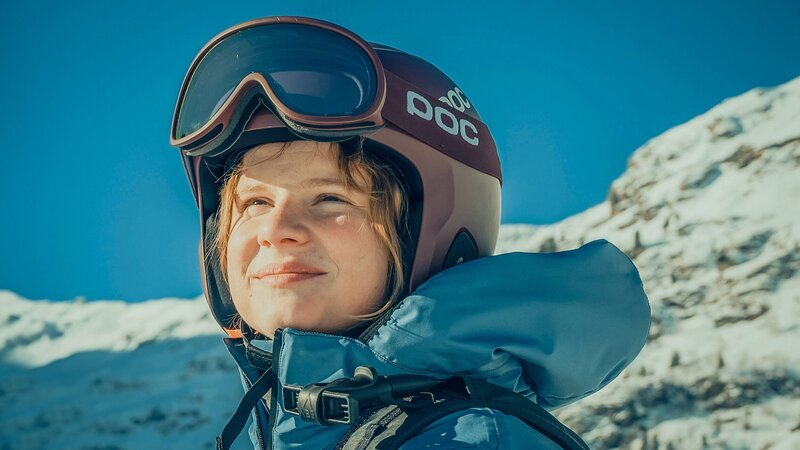 Freut sich über die Promo: Emilia Warenski als Dani – Bild: SRF/​ORF/​Superfilm/​Stefanie Leo